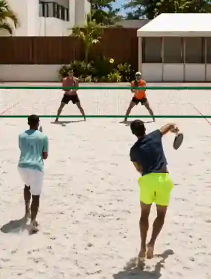 Atletas em uma partida de Beach Tennis